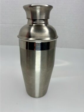 OGGI Stainless Steel 18/8 Cocktail Shaker With Strainer and Lid
- Brushed Silver
